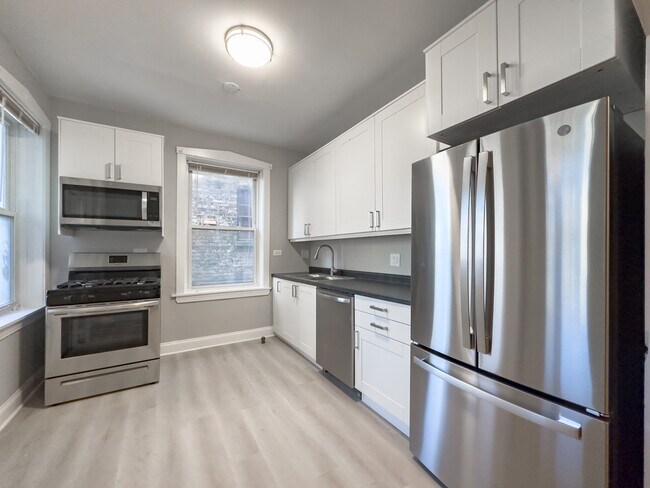 Building Photo - 2552 W Wilson Ave
