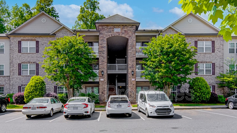 Foto principal - 4505 Old Battleground Rd