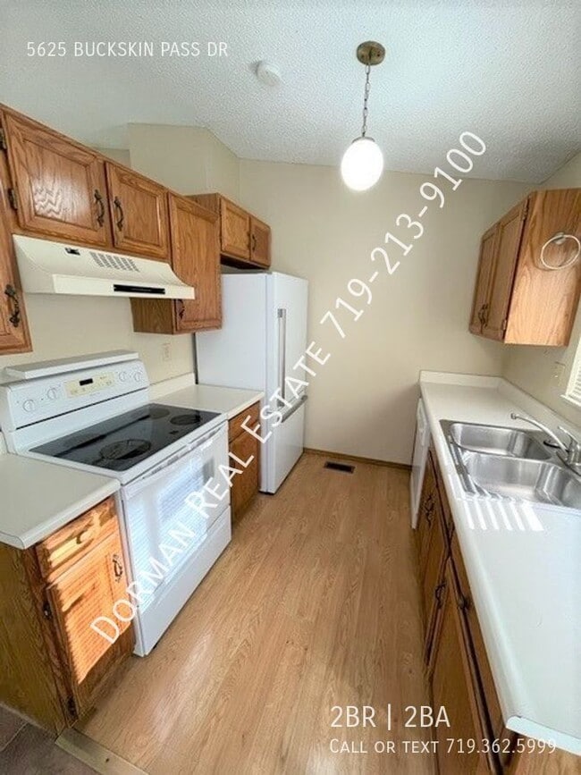 Building Photo - Townhome with Garage