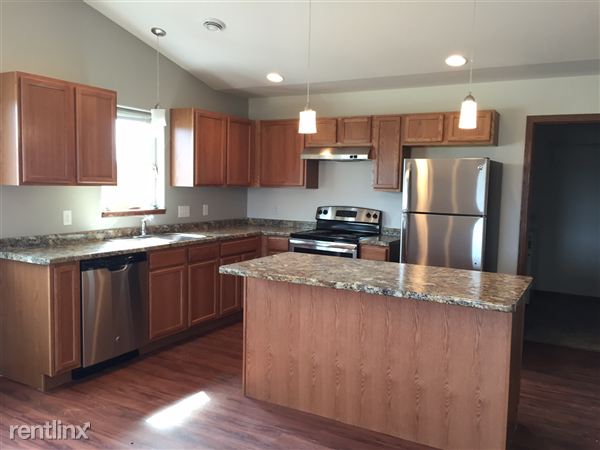 Building Photo - 216 Skylark Dr