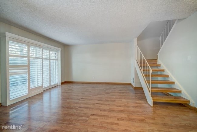 Building Photo - 3 br, 2.5 bath Townhome - 646 Knollwood Dr
