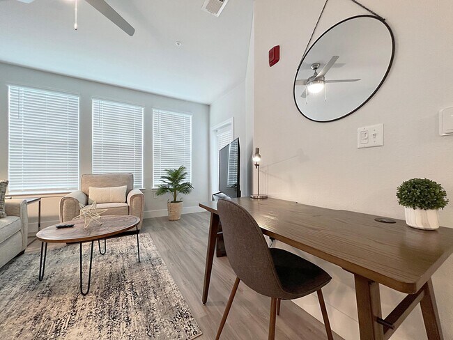 Fully furnished, all-inclusive - 8985 Bertha Palmer Blvd