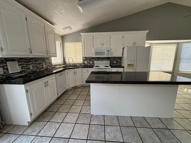 Building Photo - 2BR Apartment Close to Daybreak Marina and...