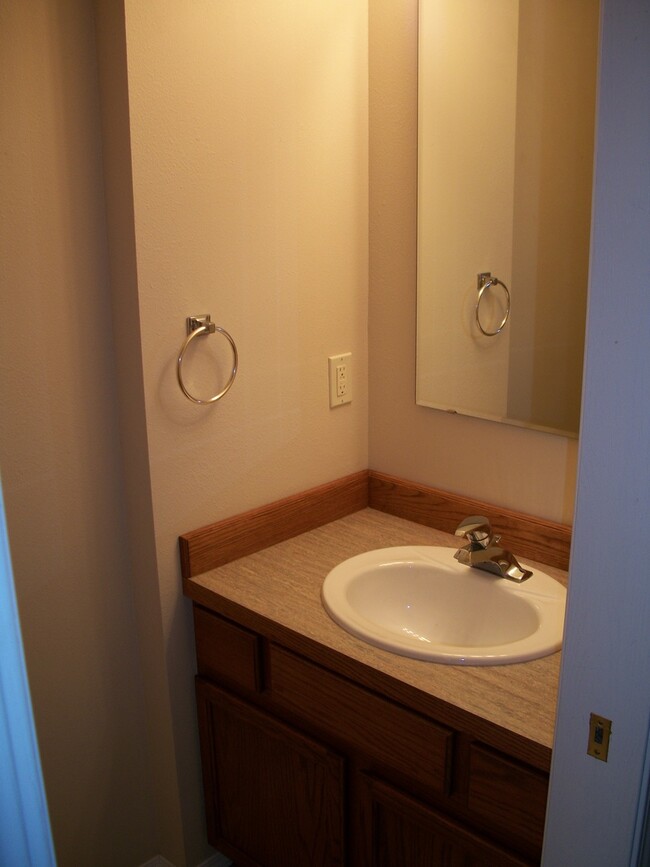 Foto del edificio - 2 Bedroom, 1 1/2 Bathroom Townhouse-Walkin...