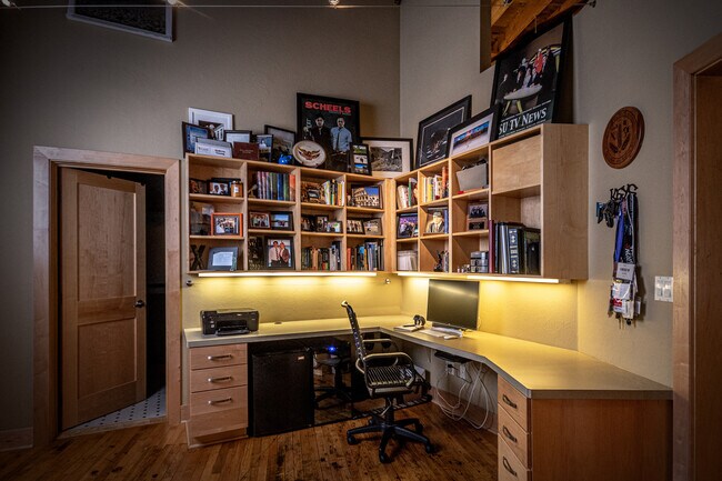 Home Office - 111 Roberts St N