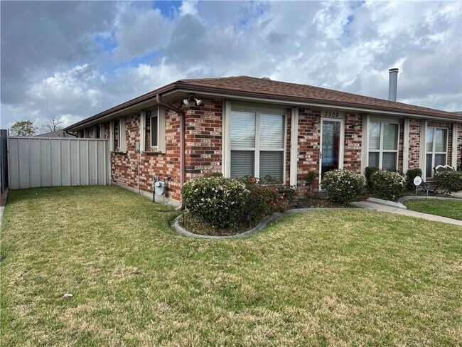 Foto del edificio - 3508 Decomine St