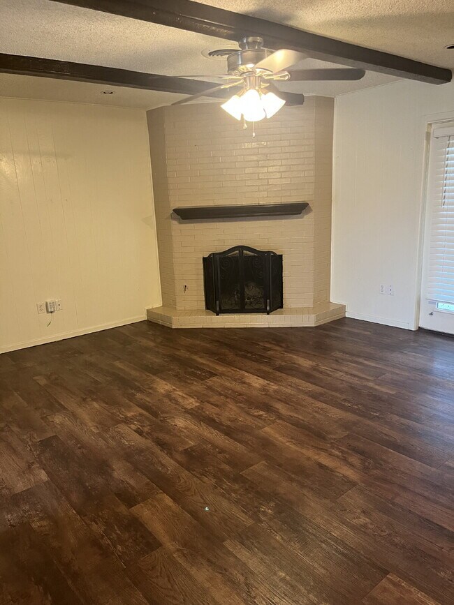 Building Photo - "Charming 3-Bedroom with 2 Full Baths in L...