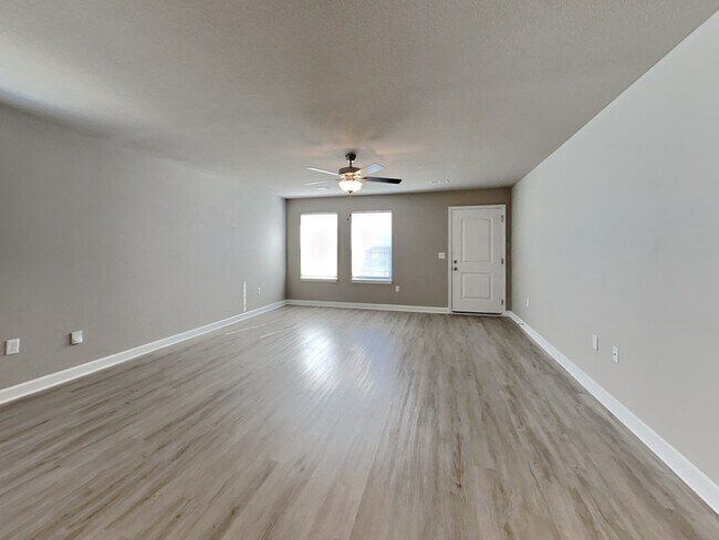 Building Photo - 207 SW Sunflower St