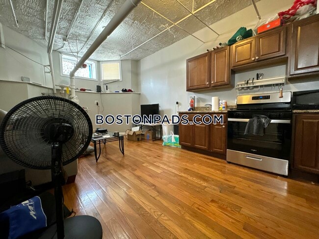 Building Photo - 463 Park Dr