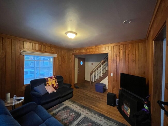 Building Photo - 4 bedroom House Close to U of M! Leasing f...