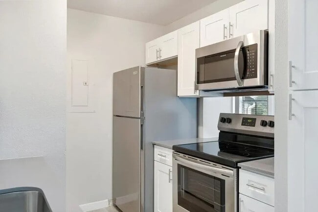 Building Photo - The Holt on Chisholm Trail