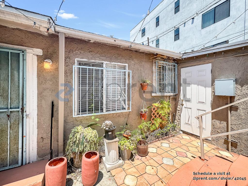 Primary Photo - 6305 Willoughby Ave