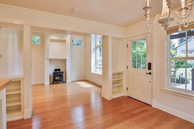 Foto del edificio - Lovely Cottage Home and Property Located in The Highlands in Langley!