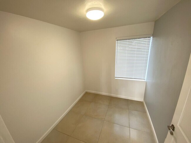 Foto del edificio - 3622.1 E Vly Prkwy 601;Esco 92025