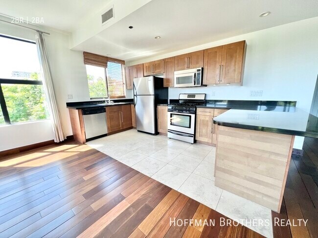 Foto del edificio - 8813 Burton Way