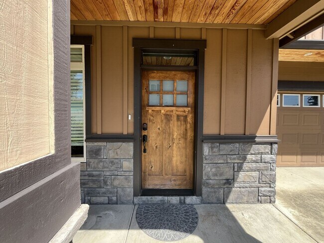 Foto del edificio - Beautifully Designed Home with Dual Living Rooms, Hardwood Flooring & Modern Kitchen