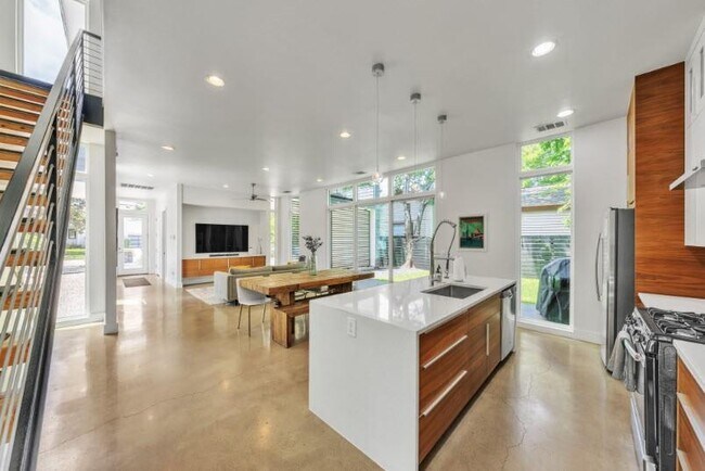 Foto del edificio - 2708 Francisco St