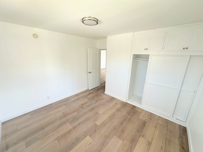 Building Photo - Gorgeous 2bd/1ba with washer/dryer and parking!