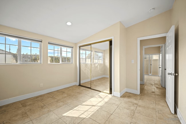 Foto del edificio - Showing Times: to schedule a viewing, please contact us