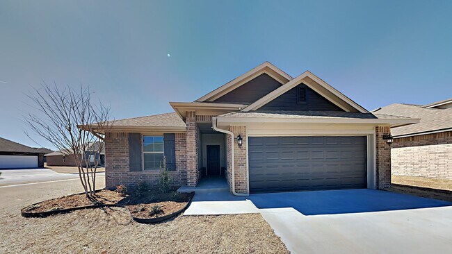 Building Photo - Spacious 4 Bedroom 2 Bathroom Home in Pied...