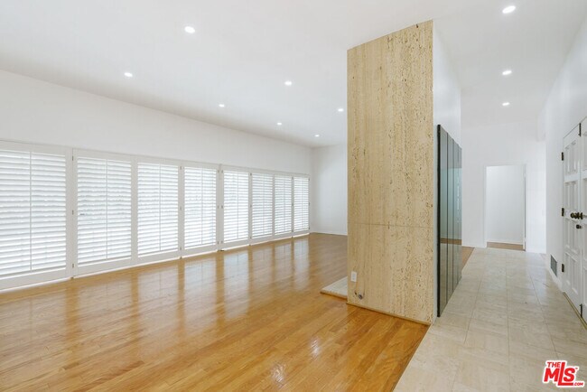 Foto del edificio - 2208 Winona Blvd