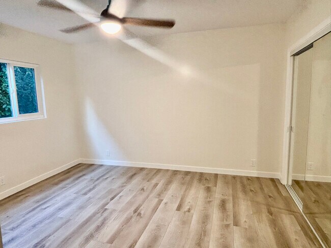 Foto del edificio - 2488 Beachwood Dr