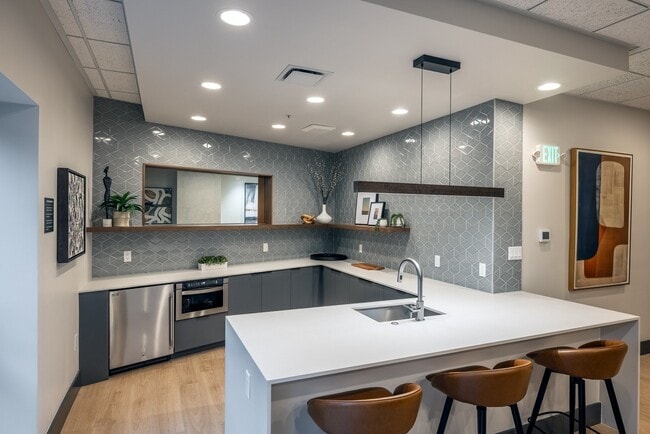 Building Photo - Bella On Broadway