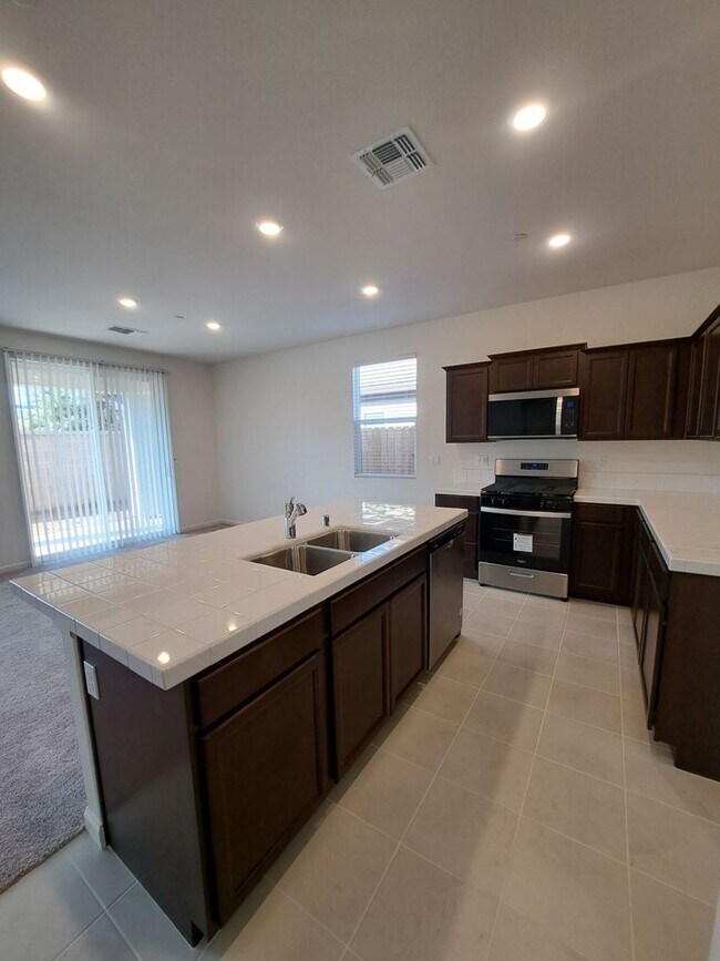 Foto del edificio - Recently Built Home Available Soon!