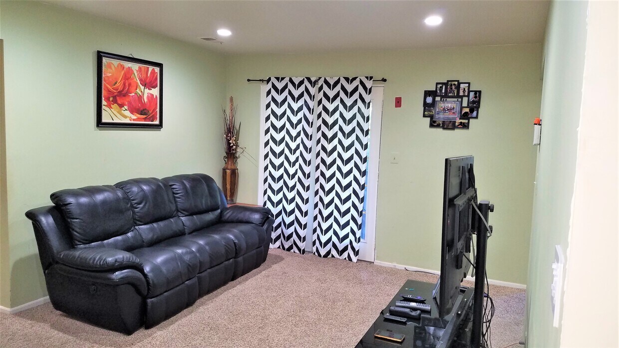 Living Room - 503 Green Hollow Dr