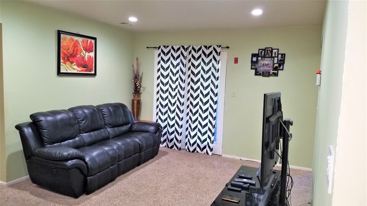 Living Room - 503 Green Hollow Dr