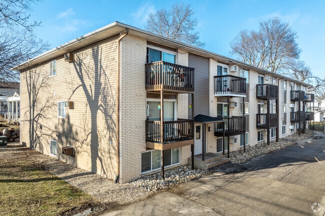 Building Photo - Country Club View