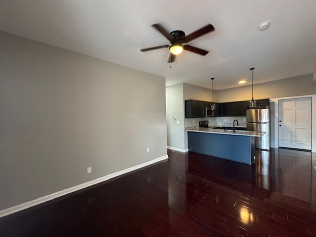 Building Photo - Gorgeous 3 Bedroom / 2 bath Loft in Downto...