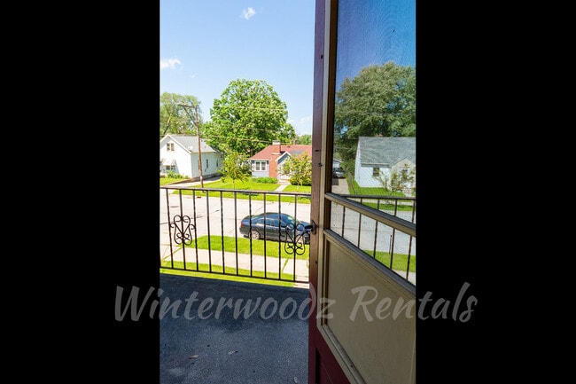 Shared Balcony - 1432 Porlier St