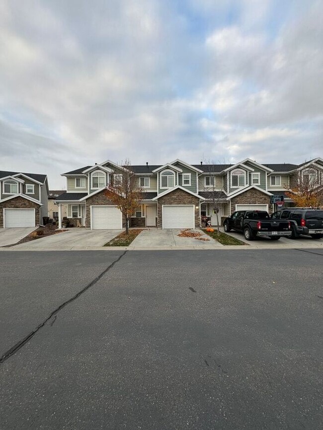 Building Photo - 3 bdrm 2 1/2 bth townhouse 1 Car Garage