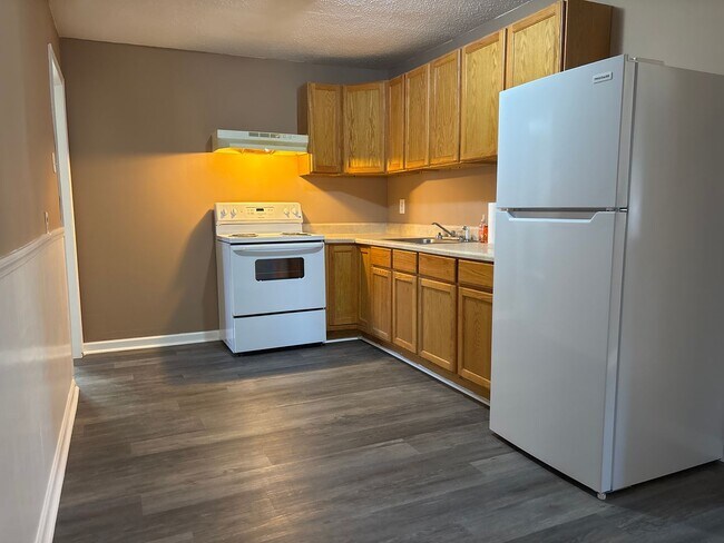 Building Photo - 3-Bedroom convenient to South Elm-Eugene and I-40