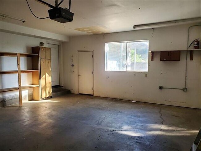 Building Photo - SPACIOUS AND COSY