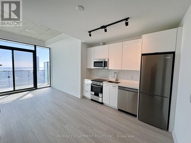 Building Photo - 284 King St E