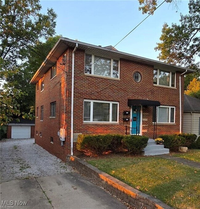 Foto del edificio - 617 Robinson Ave