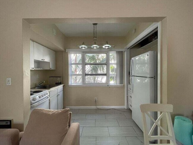 Building Photo - 233 Royal Poinciana Way