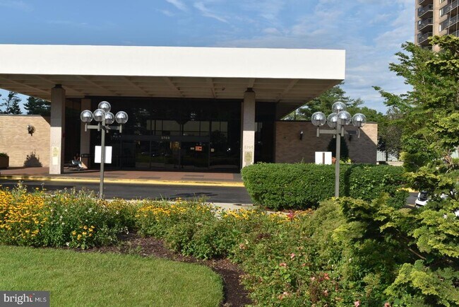 Building Photo - 3705 S George Mason Dr