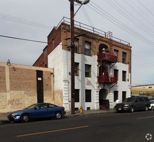 Building Photo - 825 S Crocker St