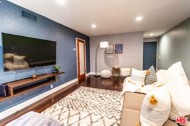 Foto del edificio - 1121 N Olive Dr