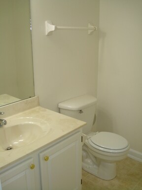 Building Photo - 633 Lakeview Dr N