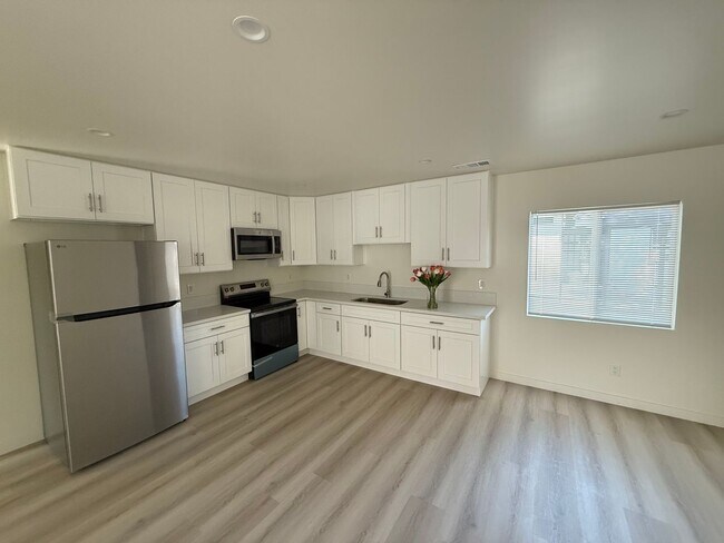 Building Photo - 7725 Owensmouth Ave