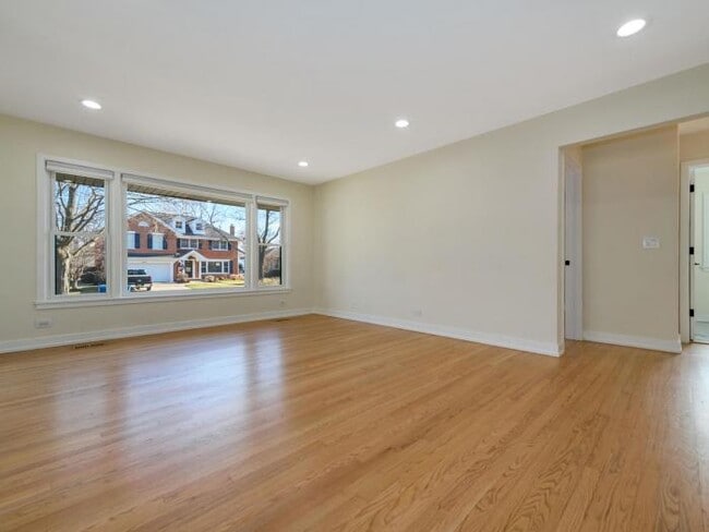 Building Photo - 3 bedroom in Elmhurst IL 60126