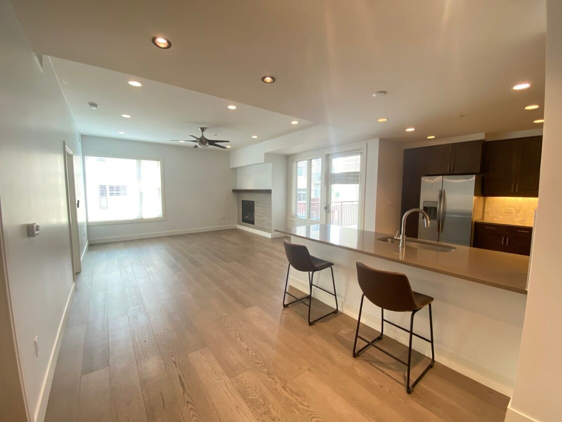 Primary Photo - Updated One Bedroom Condo at The Peloton. ...