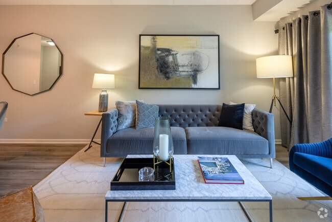 2 habitaciones, 1 baño - 1045 pies cuadrados - Modelo - Sala de estar - The Majestic Luxury Apartments