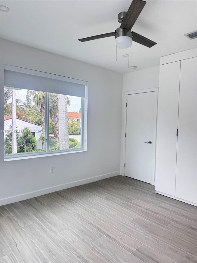 Building Photo - 2855 Royal Palm Ave