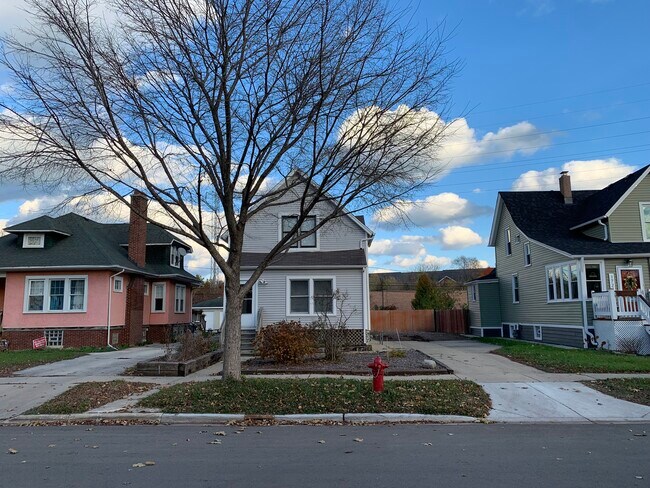 Walking distance to CTA, ETHS - 1725 Darrow Ave