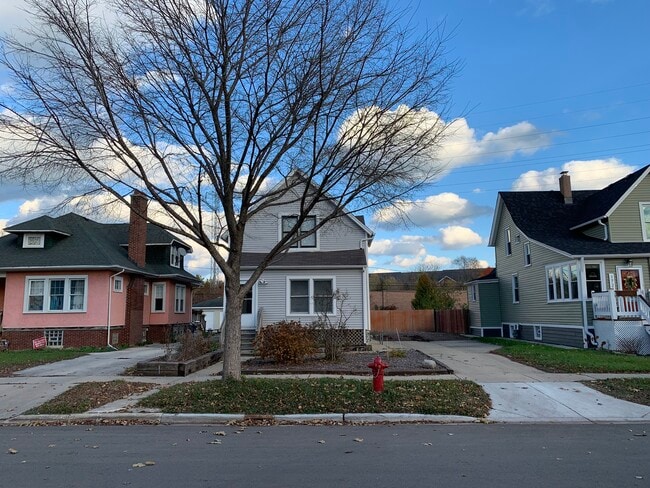 Walking distance to CTA, ETHS - 1725 Darrow Ave
